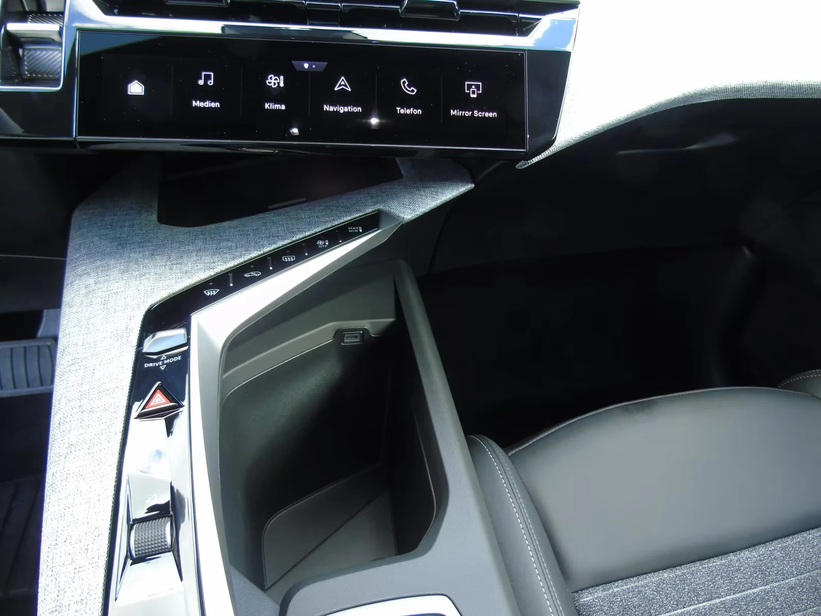 Peugeot 3008 1.2MHEV/145HP/ALLURE/FACE-LIFT/360/NAVI/CPLAY/295q, снимка 12 - Автомобили и джипове - 54538075