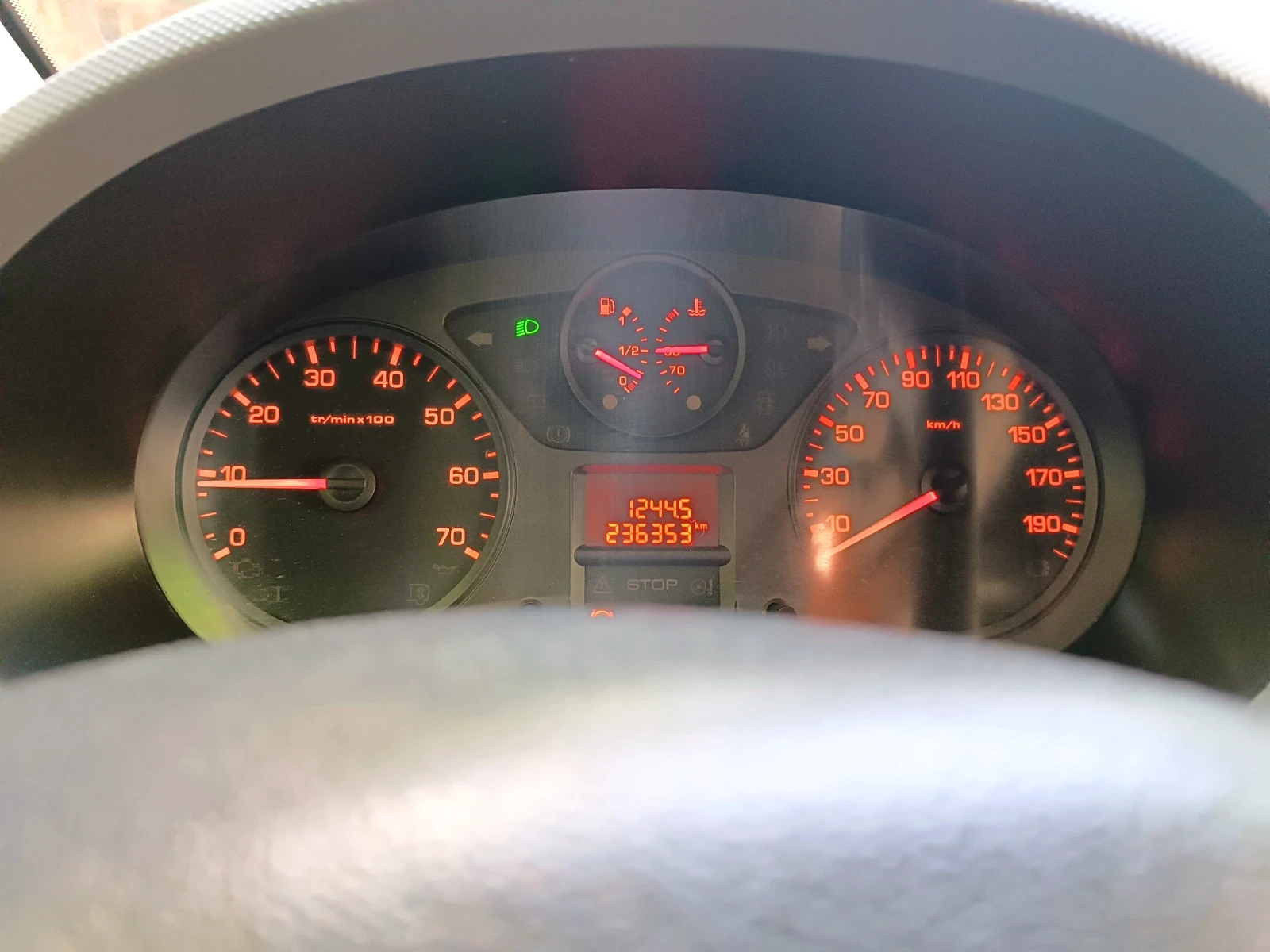Peugeot Partner 1, 6 HDI, снимка 9 - Автомобили и джипове - 54918639