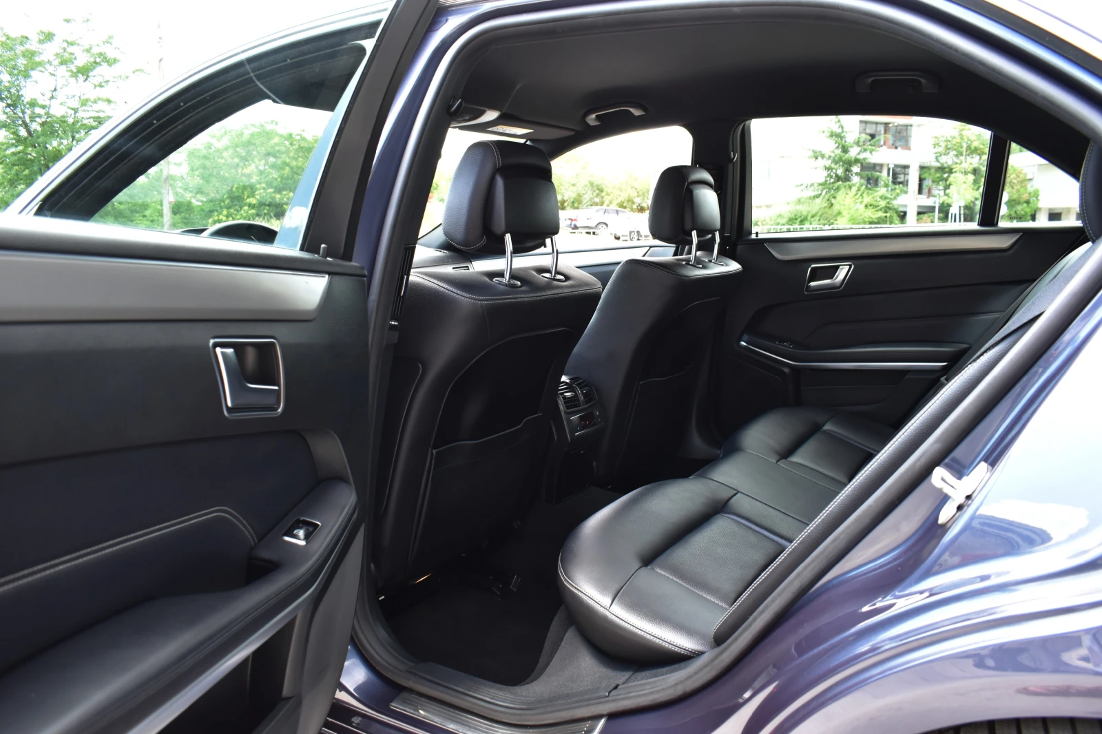 Mercedes-Benz E 220 AMG-LINE* 4MATIC* FULL-LED, снимка 10 - Автомобили и джипове - 55206175