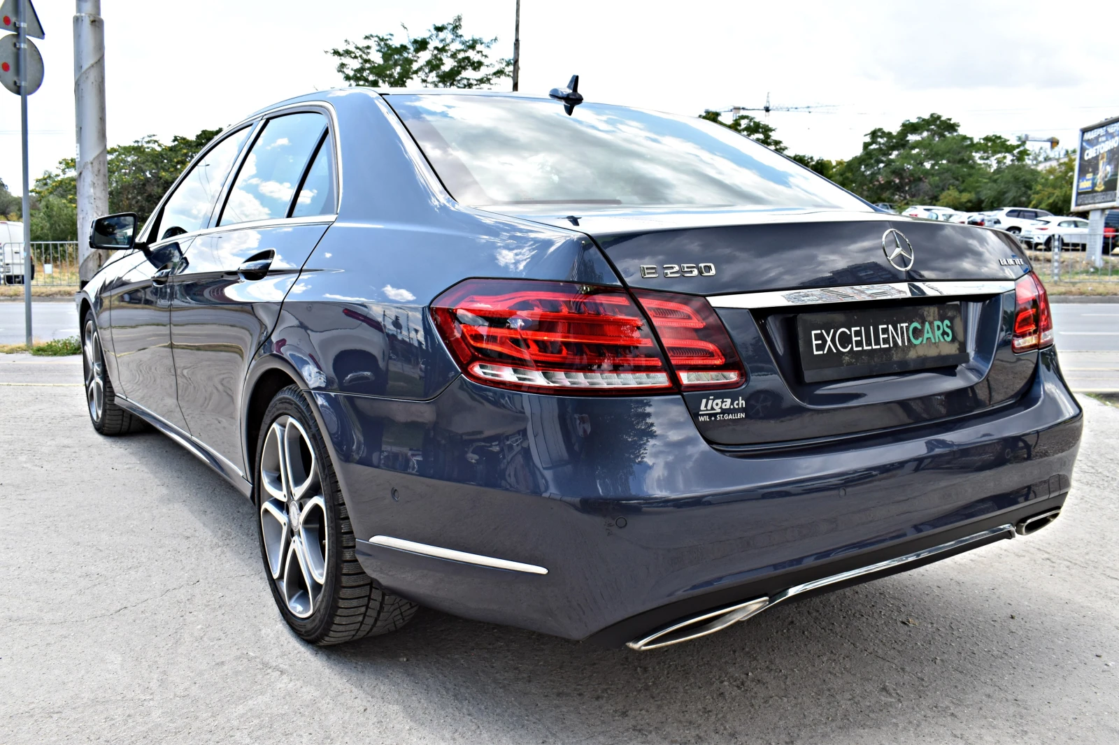 Mercedes-Benz E 220 AMG-LINE* 4MATIC* FULL-LED, снимка 3 - Автомобили и джипове - 55206175