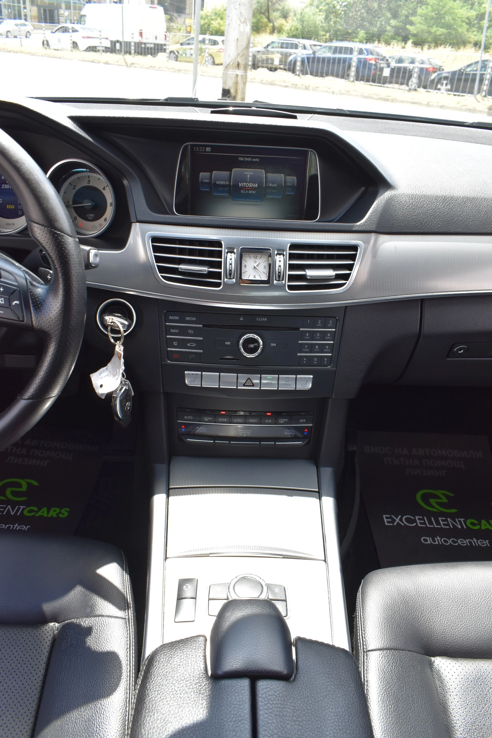 Mercedes-Benz E 220 AMG-LINE* 4MATIC* FULL-LED, снимка 13 - Автомобили и джипове - 55206175
