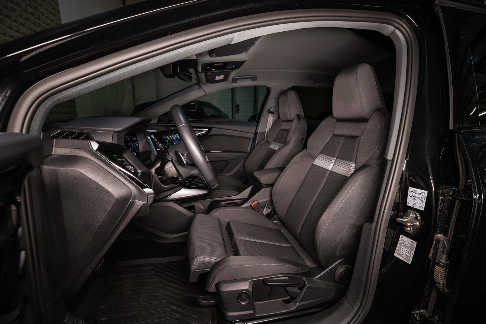 Audi Q4 45 E-Tron Quattro* Matrix* Head-Up* Подгрев, снимка 8 - Автомобили и джипове - 53708591