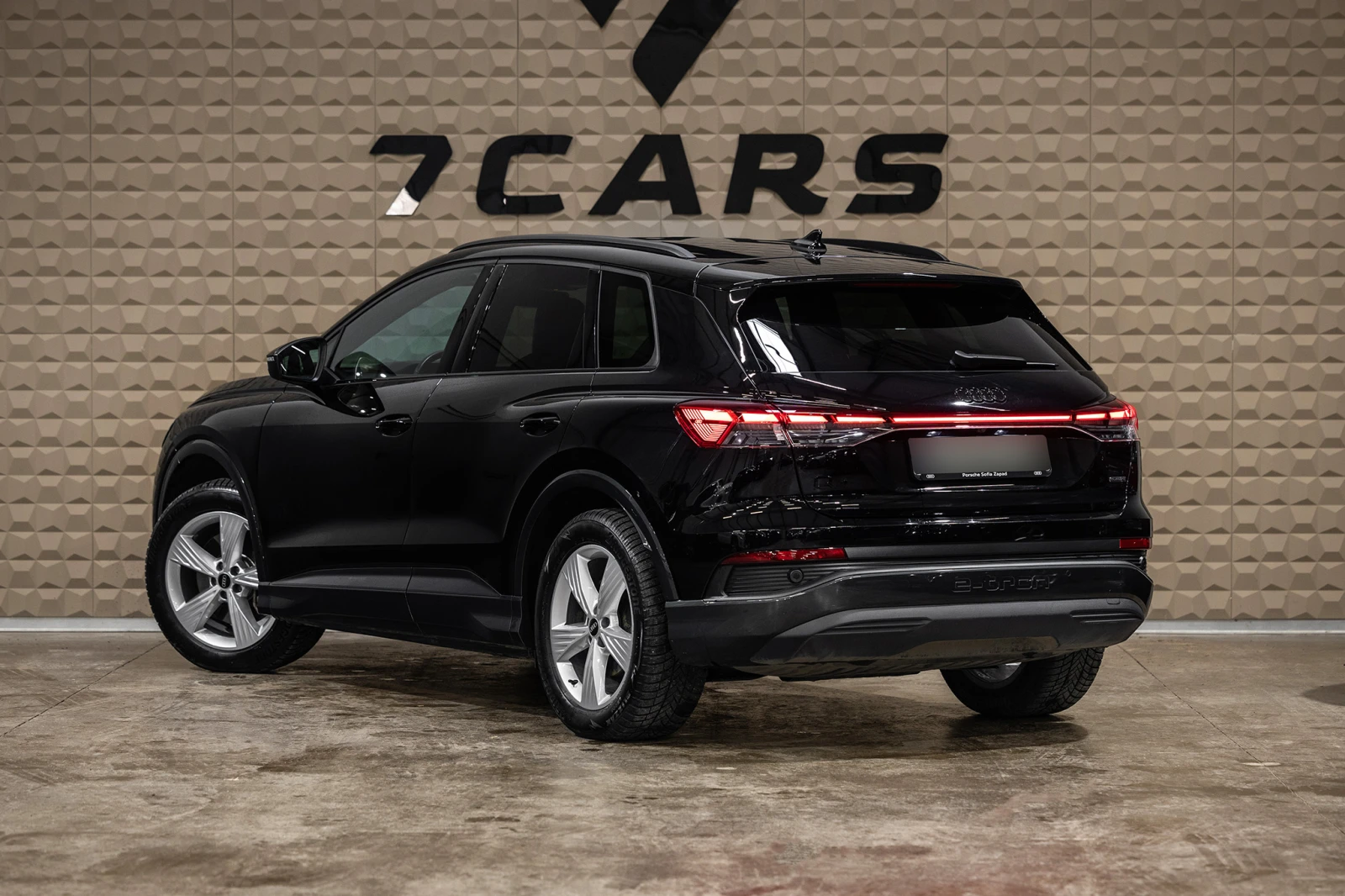 Audi Q4 45 E-Tron Quattro* Matrix* Head-Up* Подгрев, снимка 4 - Автомобили и джипове - 53708591