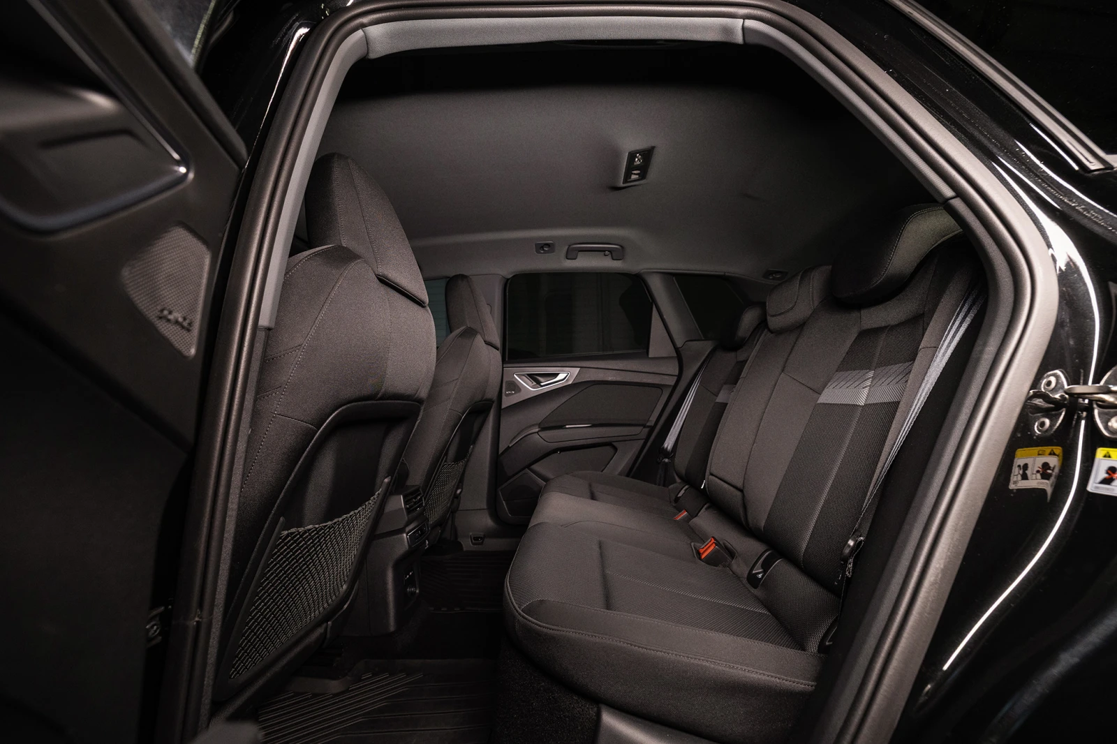 Audi Q4 45 E-Tron Quattro* Matrix* Head-Up* Подгрев, снимка 12 - Автомобили и джипове - 53708591