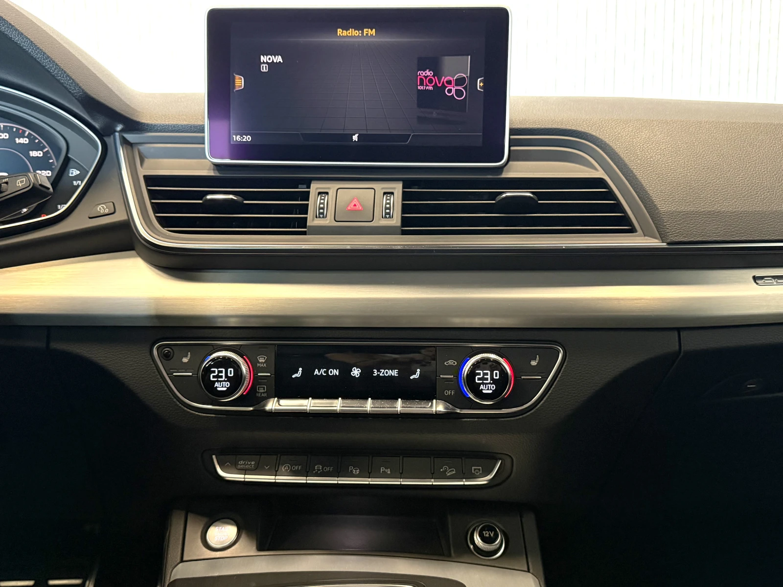 Audi Q5 40 TDI QUATTRO S LINE * ПЪРВИ СОБСТВЕНИК * , снимка 10 - Автомобили и джипове - 56315186