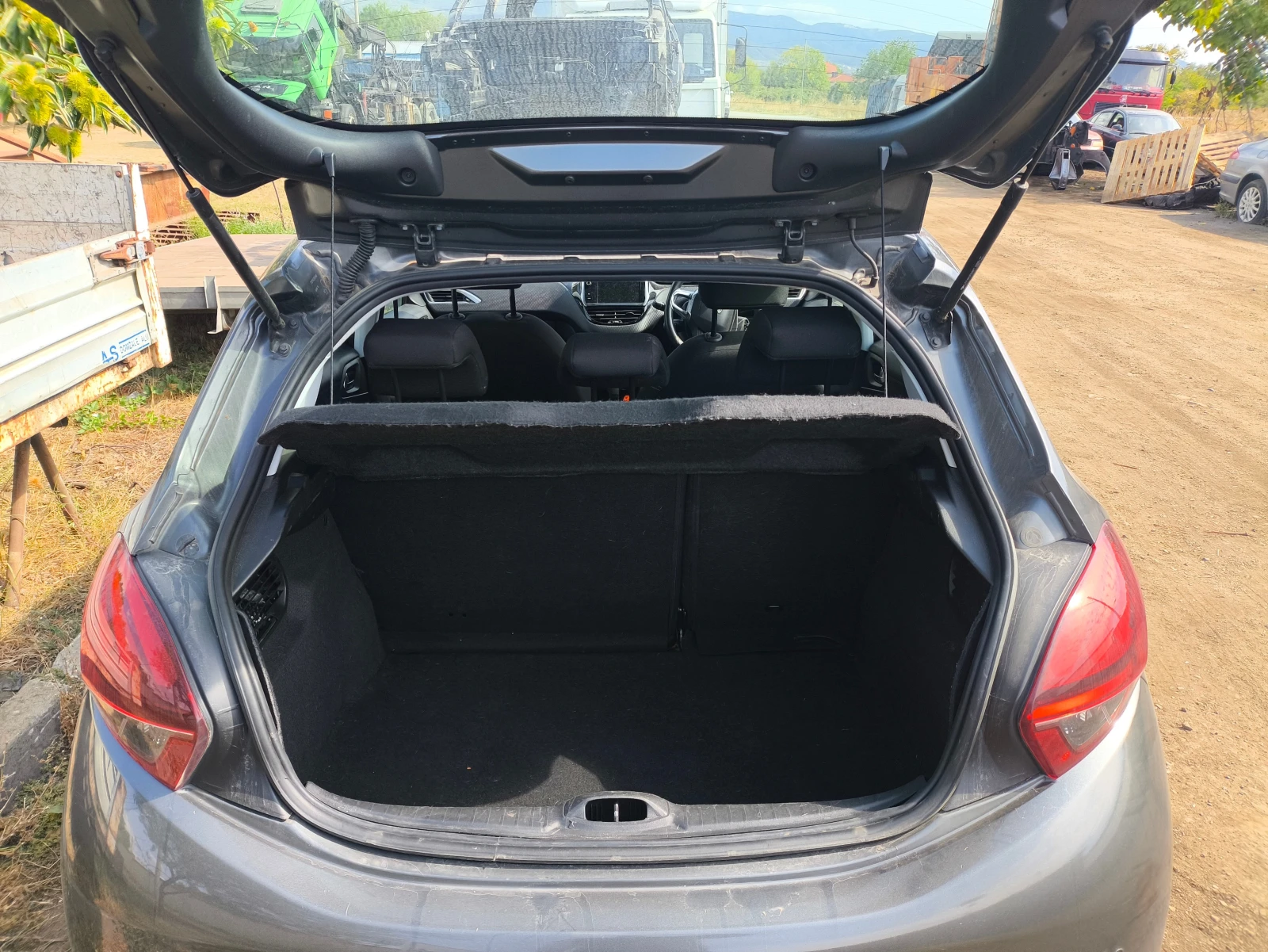 Peugeot 208 1.2i, 1.2T - изображение 8