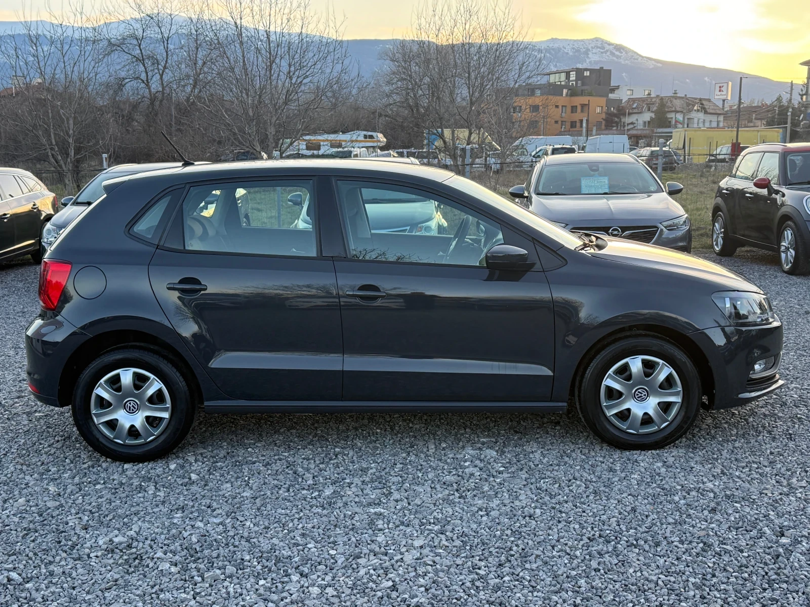 VW Polo Facelift 2015 1.4 TDI (75hp)Euro6B/ЦвятNardo Grey, снимка 5 - Автомобили и джипове - 53788118