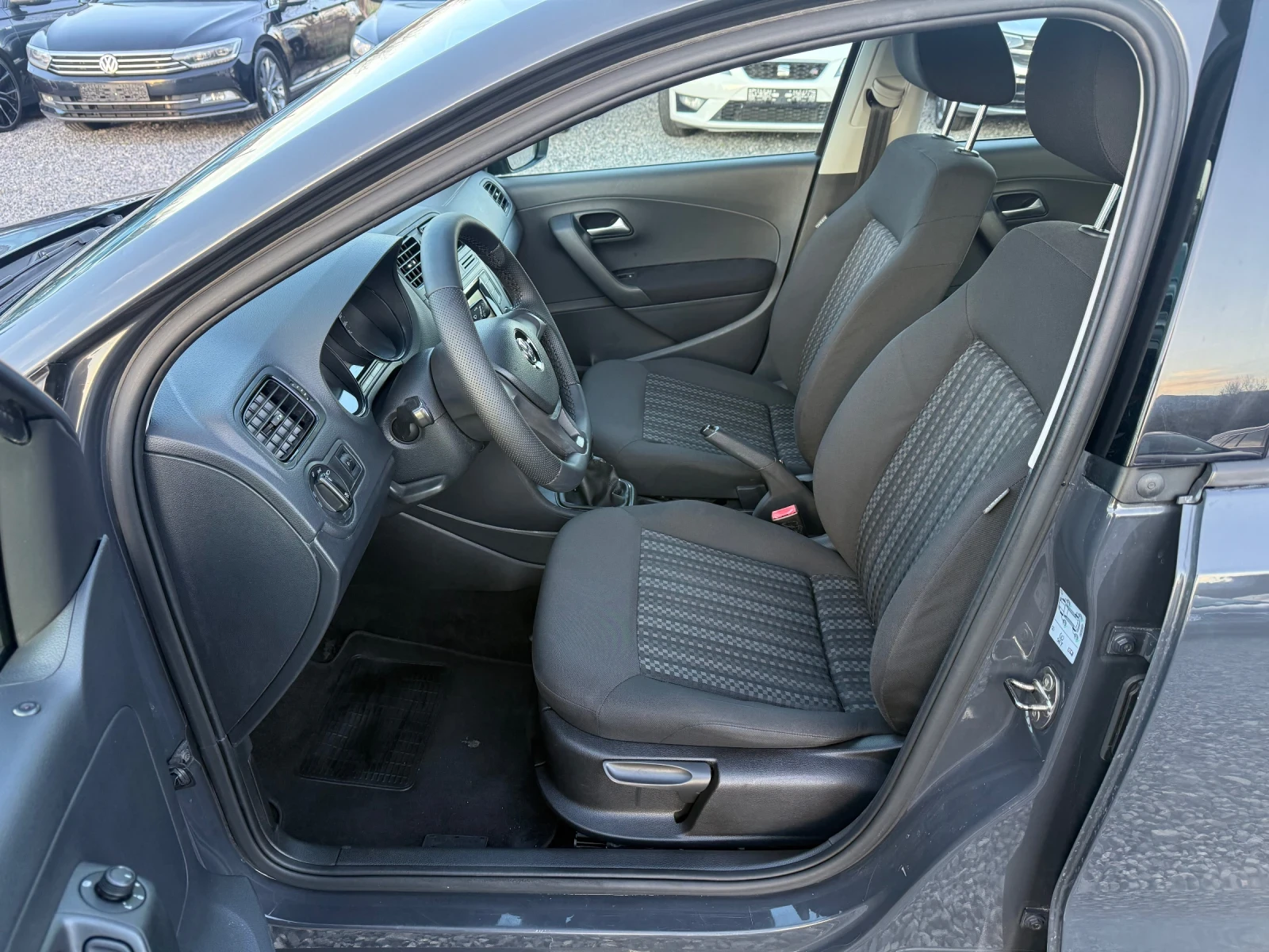 VW Polo Facelift 2015 1.4 TDI (75hp)Euro6B/ЦвятNardo Grey, снимка 11 - Автомобили и джипове - 53788118