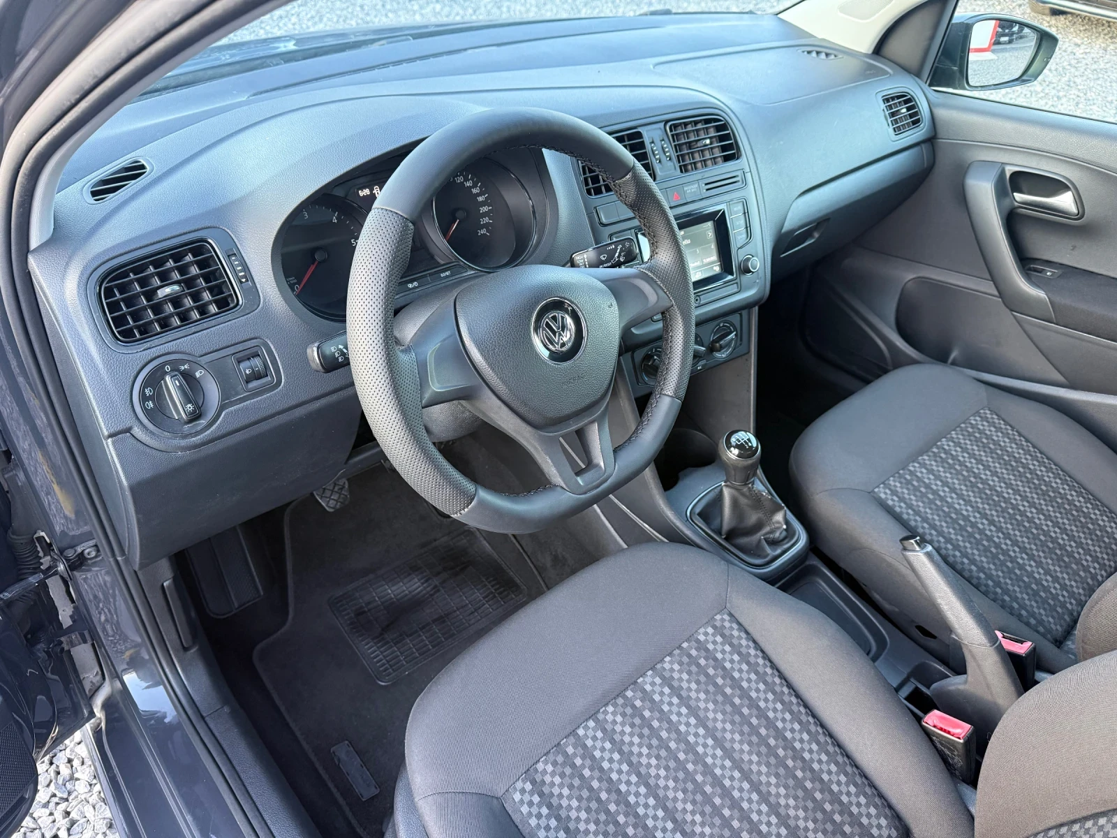 VW Polo Facelift 2015 1.4 TDI (75hp)Euro6B/ЦвятNardo Grey, снимка 9 - Автомобили и джипове - 53788118