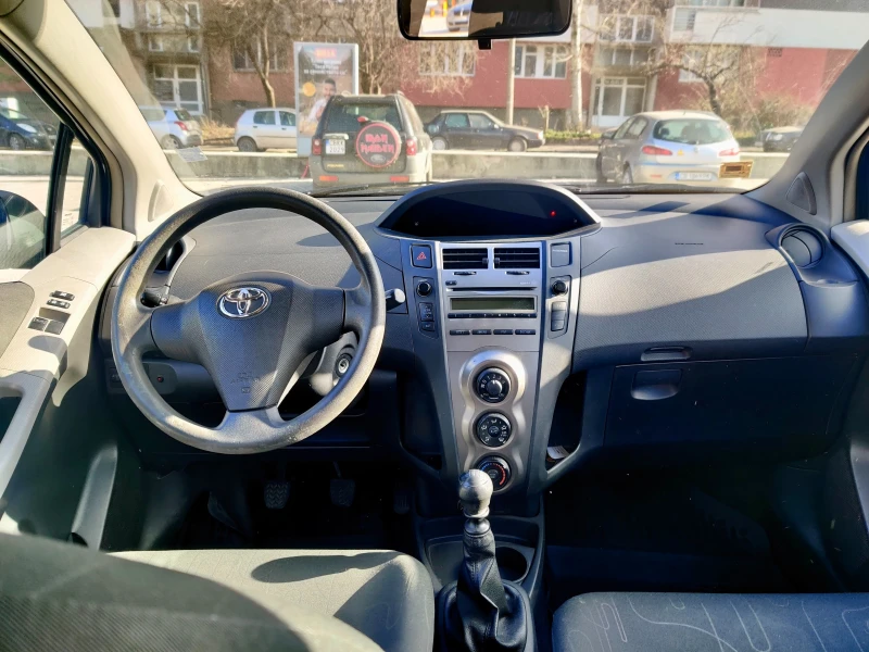 Toyota Yaris 1.3 VVTI, снимка 7 - Автомобили и джипове - 52013223