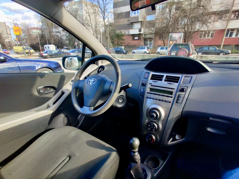 Toyota Yaris 1.3 VVTI, снимка 10 - Автомобили и джипове - 52013223