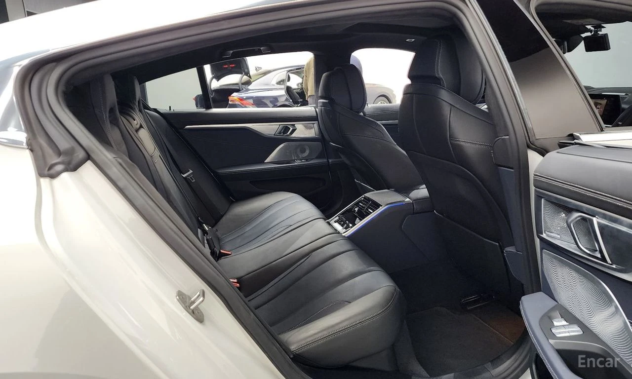 BMW 840 i xDrive* M SPORT* BOWERS & WILKINS* HEAD-UP* 360*, снимка 16 - Автомобили и джипове - 54855714