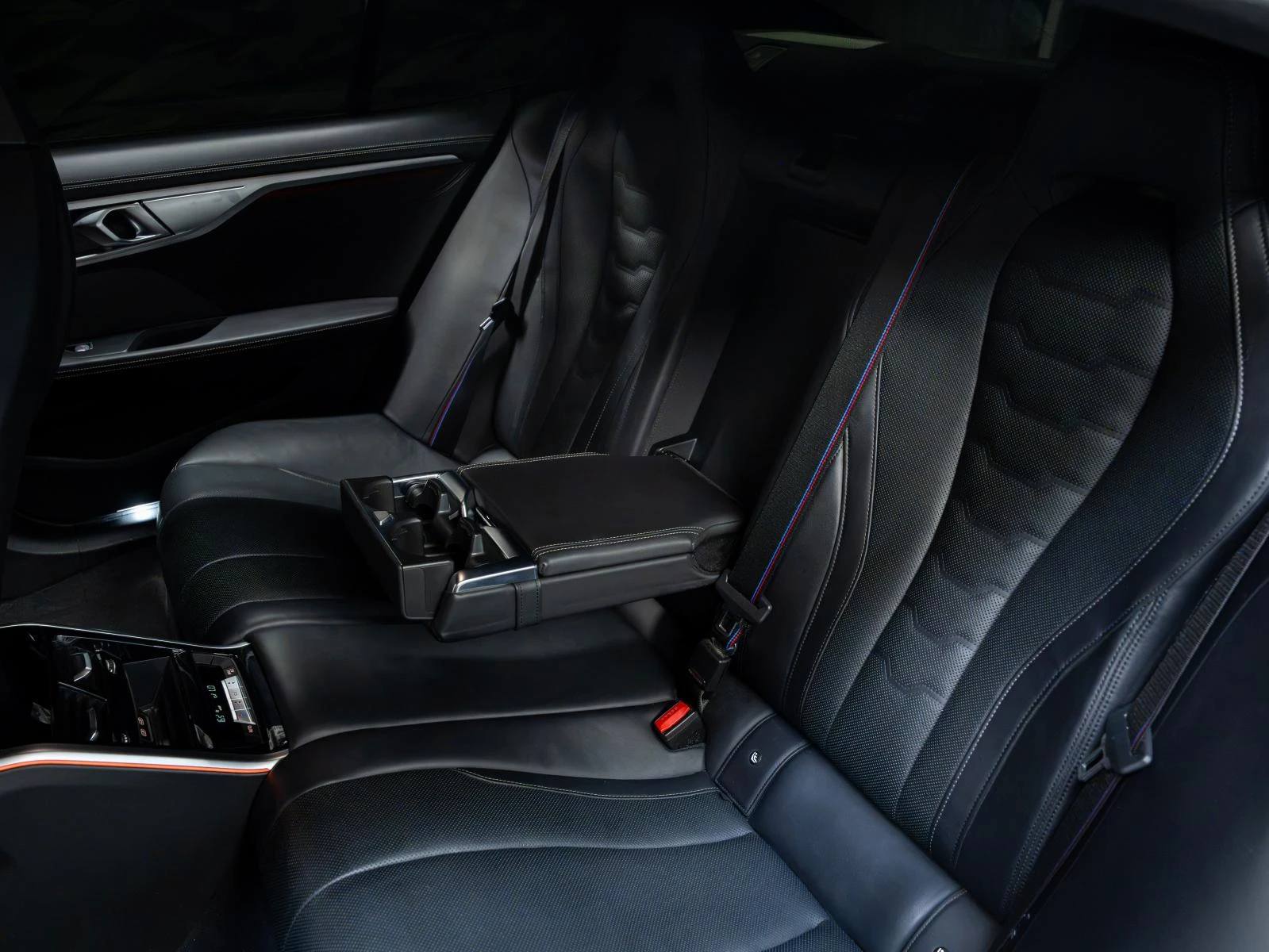 BMW 840 D Harmann- 360KAM-M PACK, снимка 12 - Автомобили и джипове - 55991066