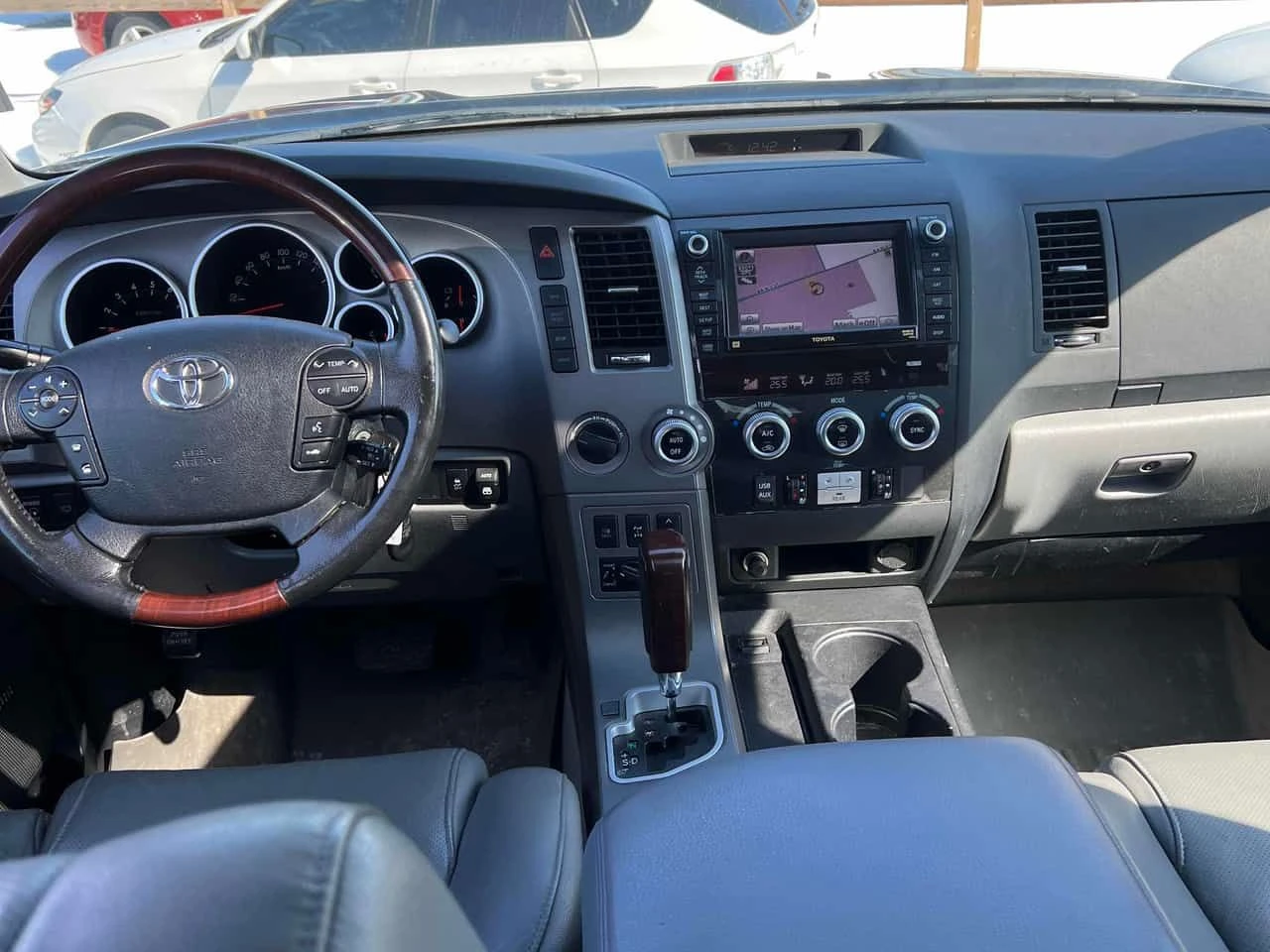 Toyota Sequoia  | Platinum | DISTRONIC | ОБДУХВАНЕ | ВЪЗДУШО , снимка 8 - Автомобили и джипове - 53721282