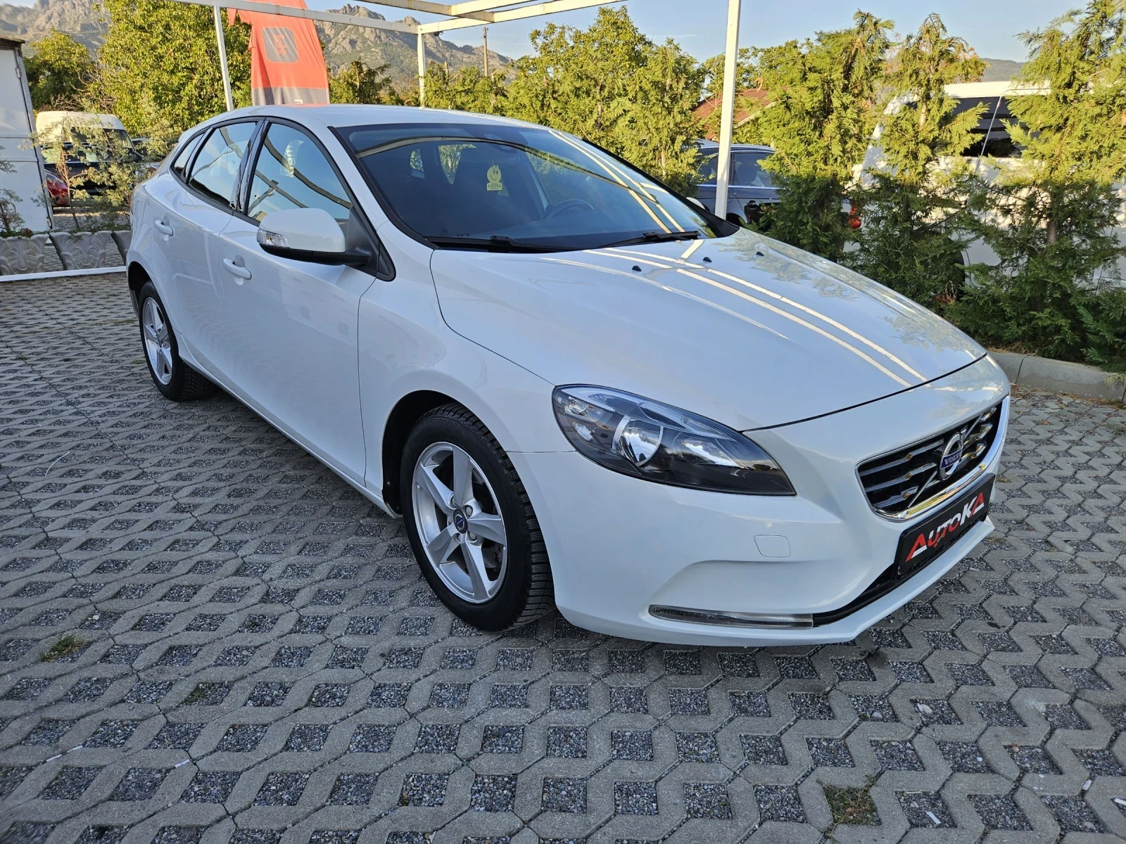 Volvo V40 1.6D-115kc= АВТОМАТИК= ПАРКТРОНИК= АВТОПИЛОТ - изображение 2