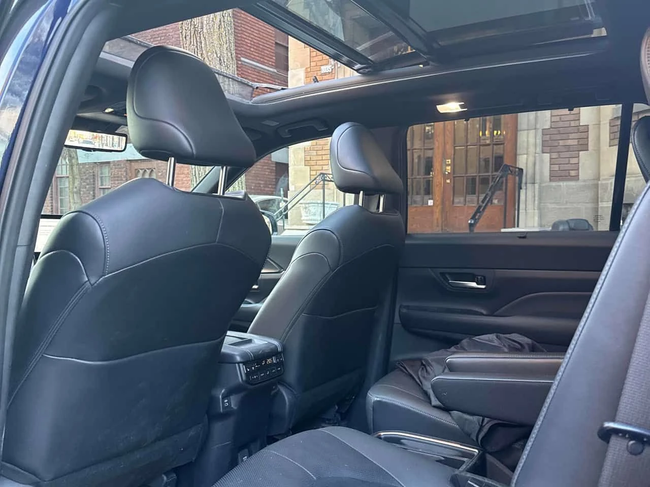 Toyota Grand Highlander Hybrid Platinum| DISTRONIC| 360| PANO| 2 КЛЮЧА, снимка 13 - Автомобили и джипове - 54545878