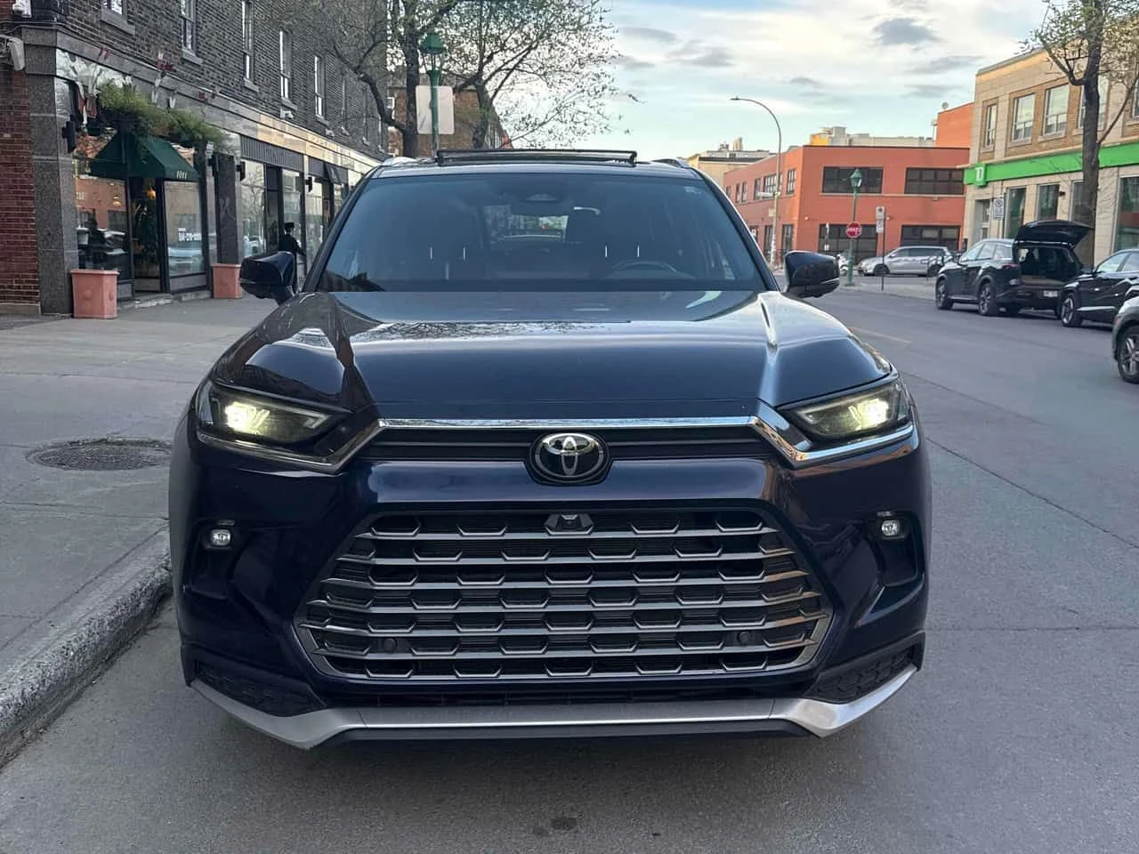 Toyota Grand Highlander Hybrid Platinum| DISTRONIC| 360| PANO| 2 КЛЮЧА, снимка 2 - Автомобили и джипове - 54545878