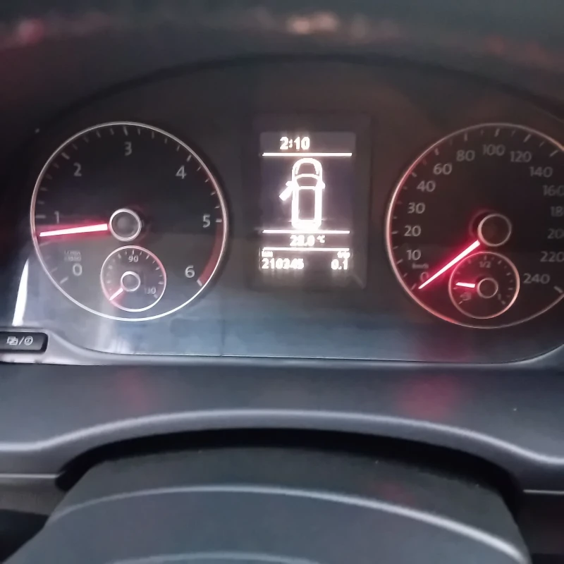 VW Caddy 2.0 тди 140 кс.5 места , снимка 4 - Автомобили и джипове - 52321535