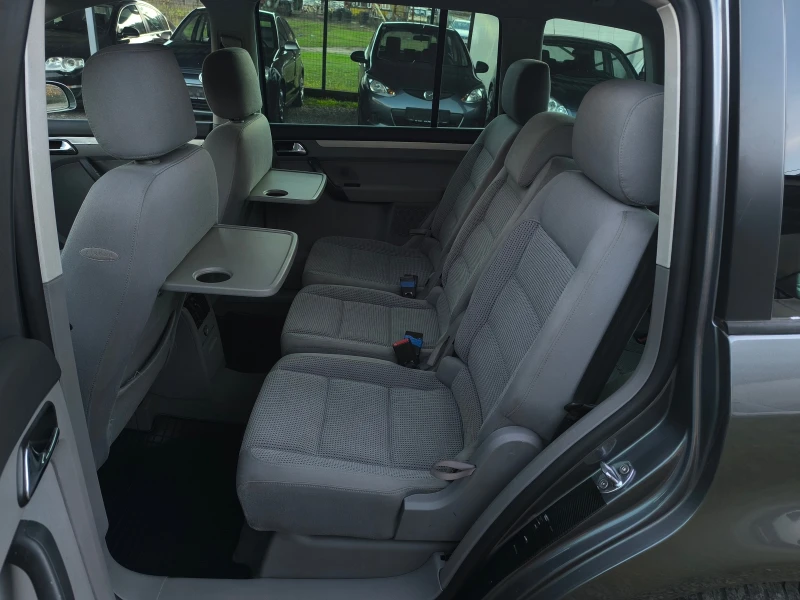 VW Touran 2.0TDI-140кс-6 скорости-7места-НАВИ-КЛИМА-КСЕНОН-, снимка 12 - Автомобили и джипове - 52727225