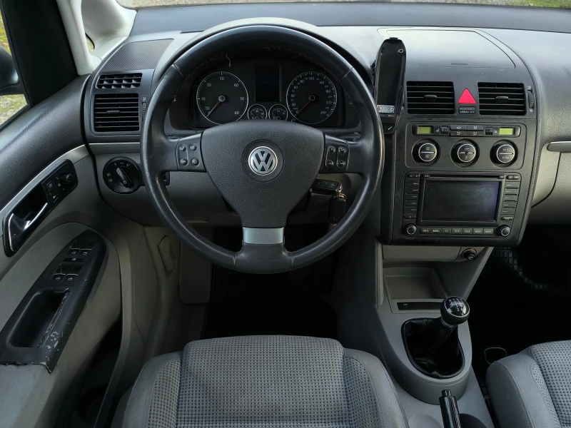 VW Touran 2.0TDI-140кс-6 скорости-7места-НАВИ-КЛИМА-КСЕНОН-, снимка 11 - Автомобили и джипове - 52727225