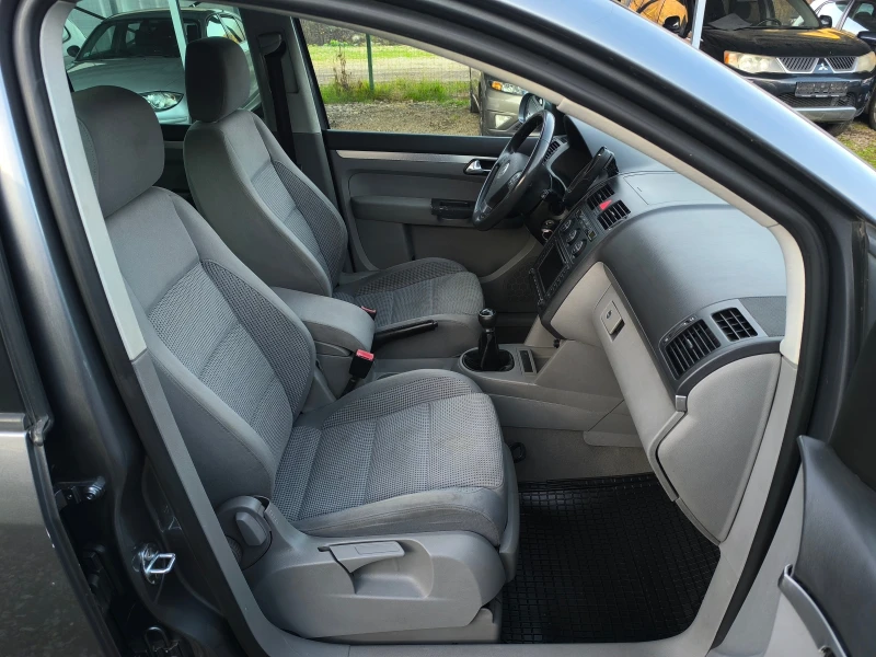VW Touran 2.0TDI-140кс-6 скорости-7места-НАВИ-КЛИМА-КСЕНОН-, снимка 16 - Автомобили и джипове - 52727225
