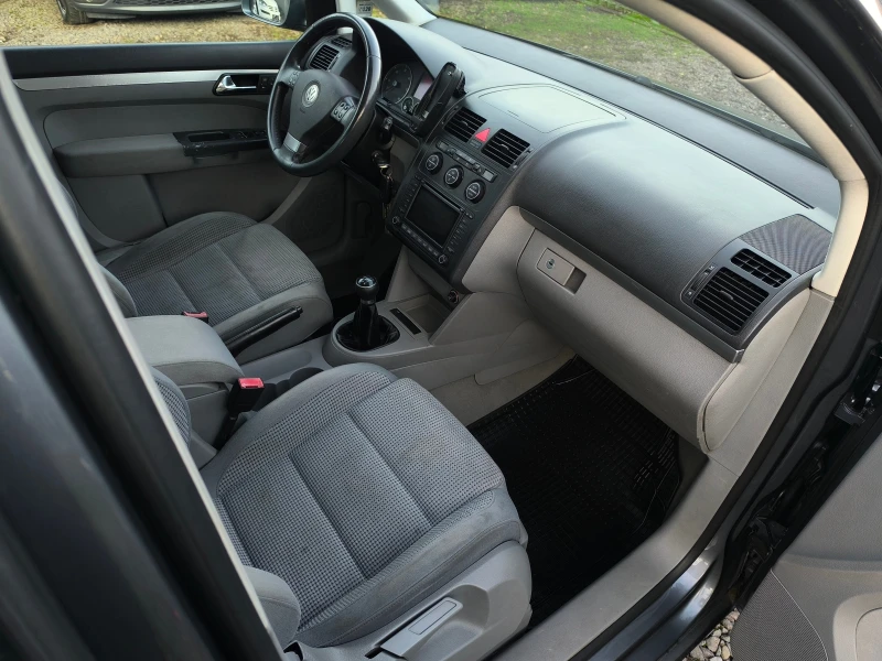 VW Touran 2.0TDI-140кс-6 скорости-7места-НАВИ-КЛИМА-КСЕНОН-, снимка 15 - Автомобили и джипове - 52727225