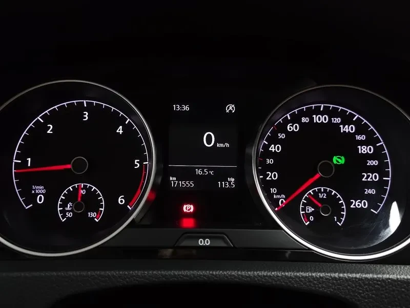 VW Golf 1.6 TDI, снимка 8 - Автомобили и джипове - 54300846