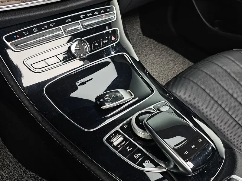 Mercedes-Benz E 300 Exclusive, снимка 17 - Автомобили и джипове - 55137116