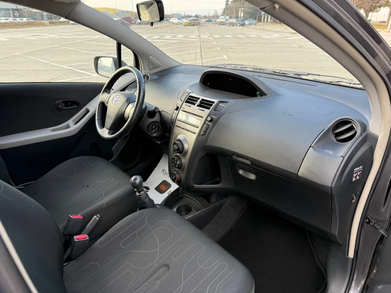 Toyota Yaris 1.3 VVTi , снимка 11 - Автомобили и джипове - 48433871