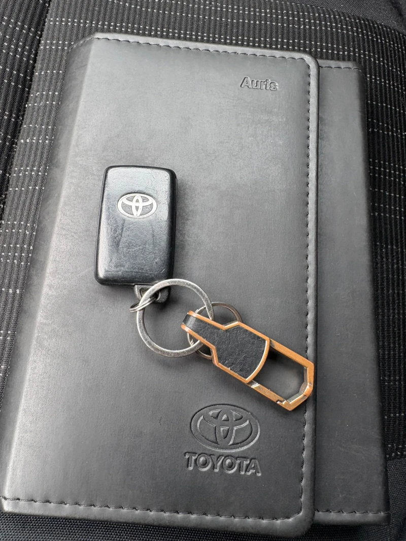 Toyota Auris, снимка 13 - Автомобили и джипове - 52654626