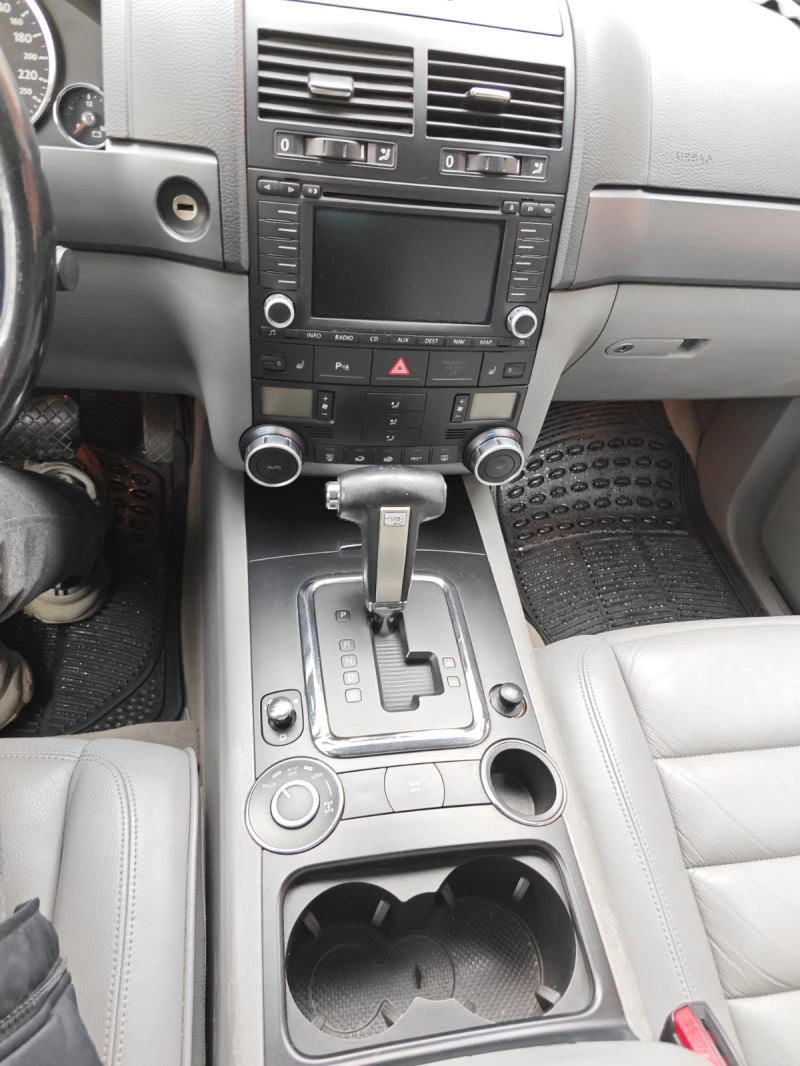VW Touareg, снимка 14 - Автомобили и джипове - 53575954