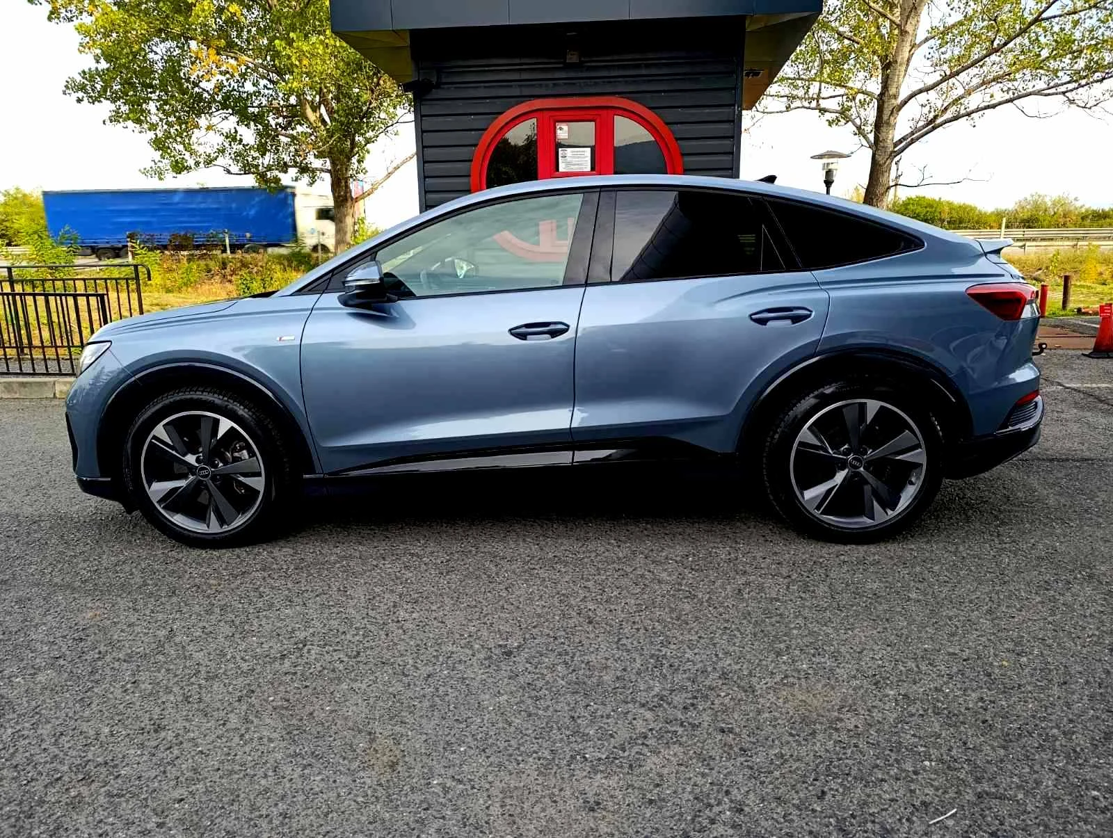 Audi Q4 Etron 50 Quattro S Line Sportback - изображение 4