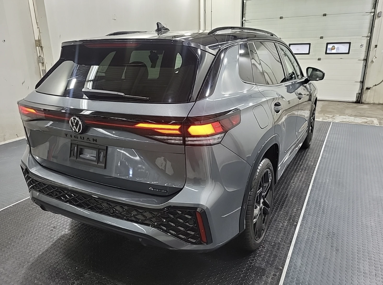 VW Tiguan 2025 Volkswagen TIGUAN R-LINE BLACK EDITION - изображение 4