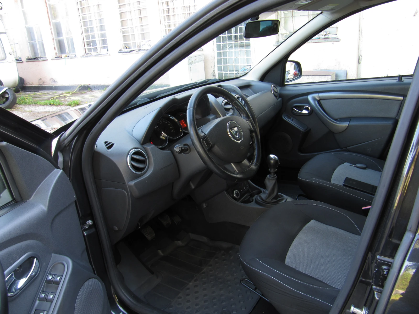 Dacia Duster 1.5dci 4X4 NAVI, снимка 9 - Автомобили и джипове - 54316097