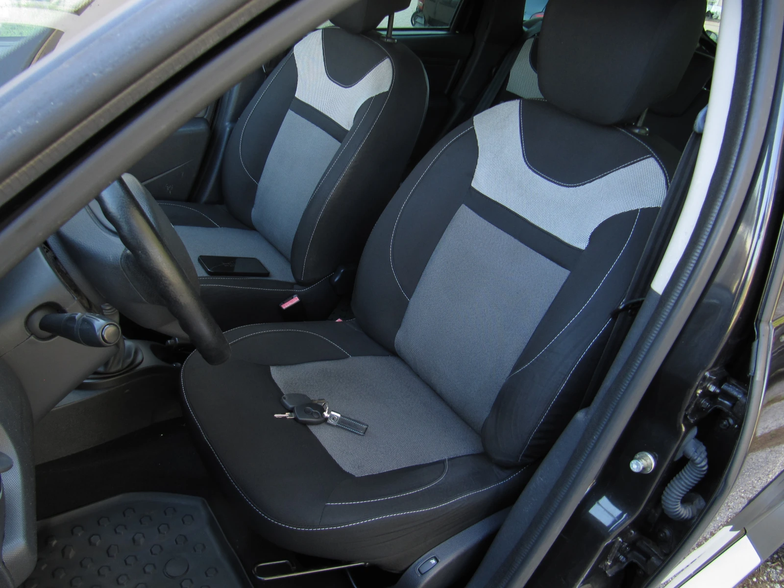 Dacia Duster 1.5dci 4X4 NAVI, снимка 10 - Автомобили и джипове - 54316097