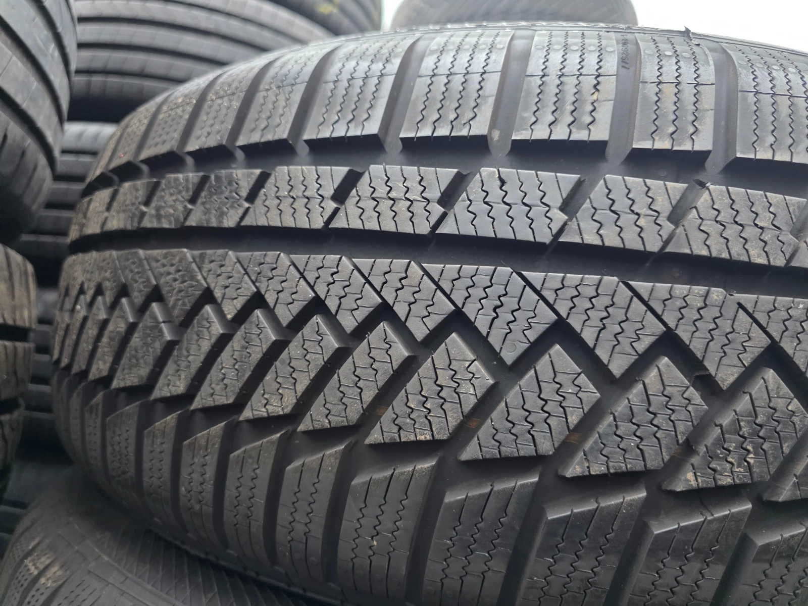 Гуми Зимни 235/55R18, снимка 2 - Гуми и джанти - 53966813