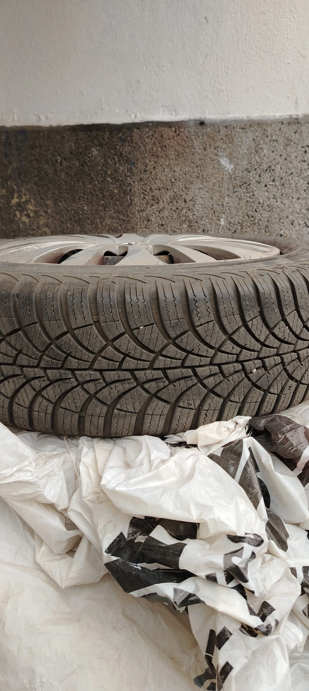 Гуми с джанти Goodyear 175/65R15, снимка 3 - Гуми и джанти - 54029307