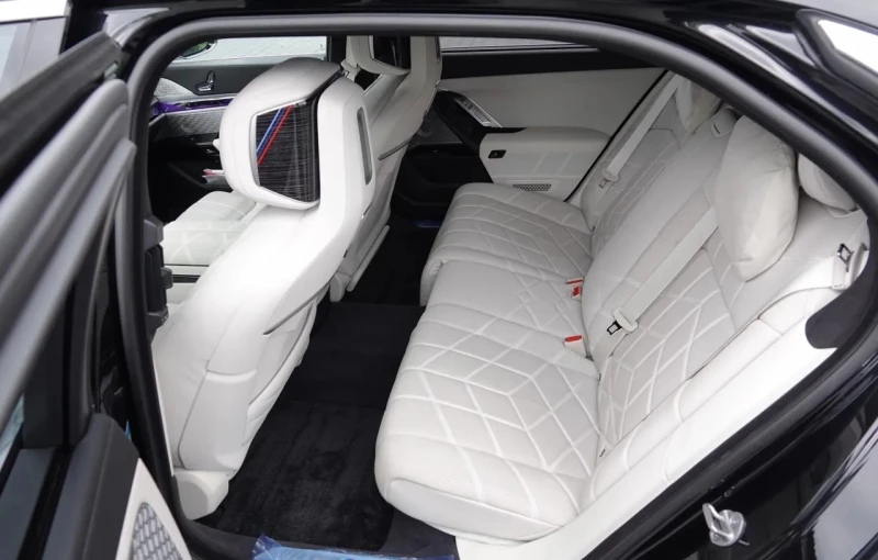 BMW 740 M-Sport xDrive, Massage, B/W, снимка 10 - Автомобили и джипове - 52187717