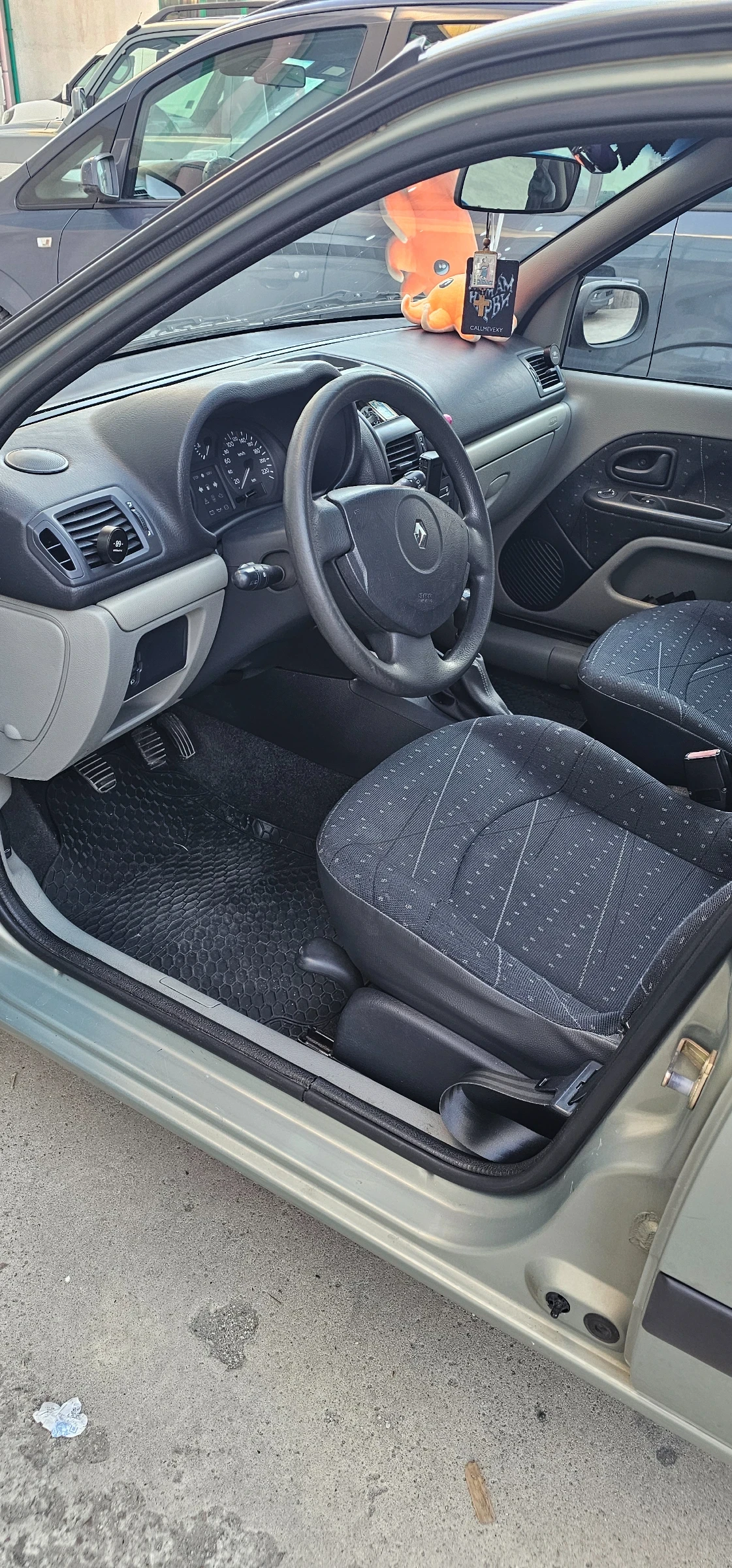 Renault Clio 1.2 16V, снимка 8 - Автомобили и джипове - 54130422