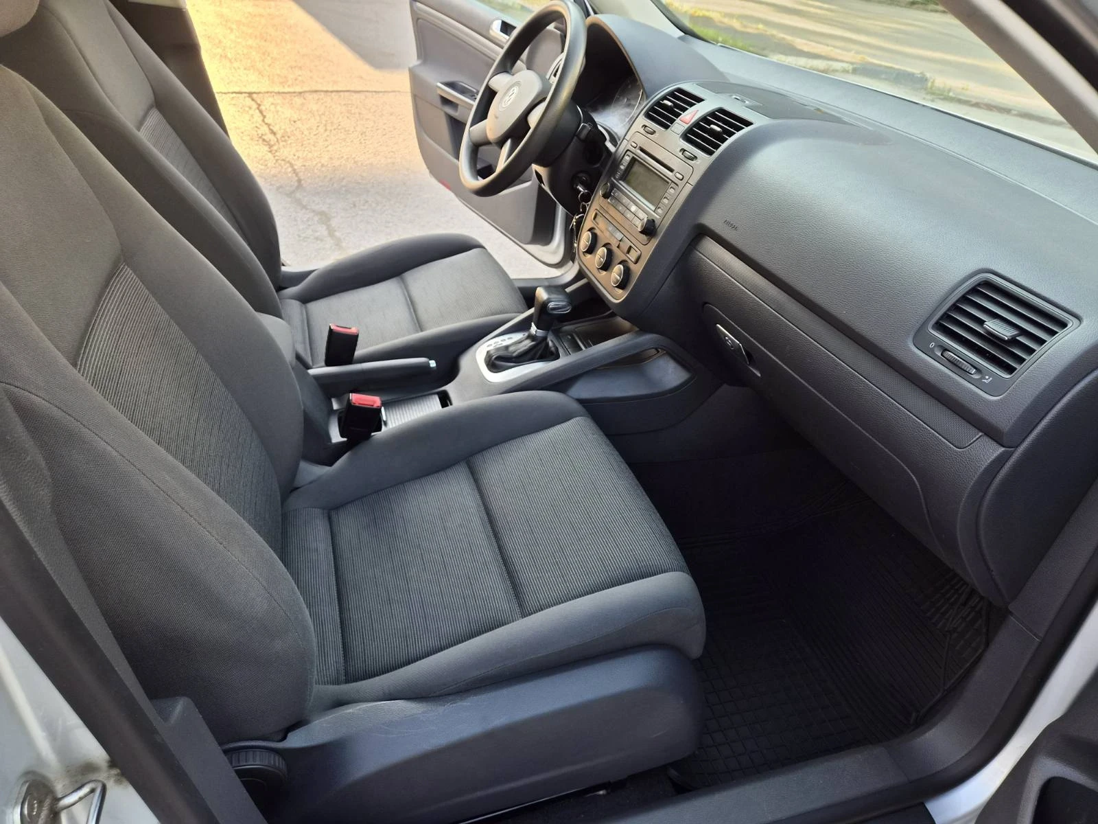 VW Golf 1.9TDi Автомат, снимка 11 - Автомобили и джипове - 54655276