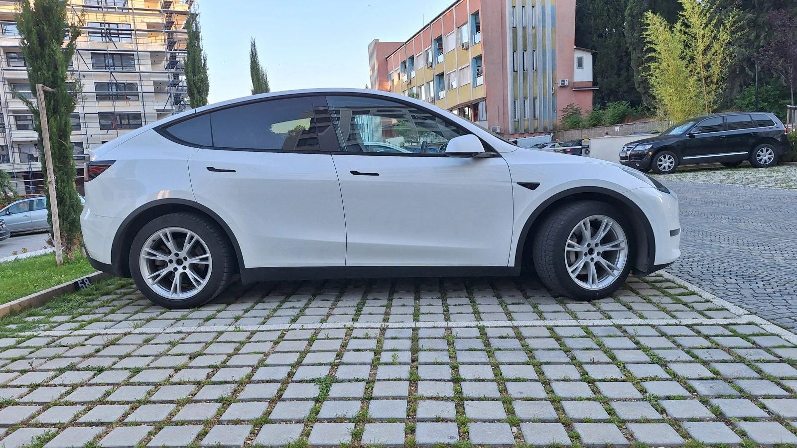 Tesla Model Y DUAL MOTOR * LONG RANGE * SUMMON * Теглич * Гаран., снимка 2 - Автомобили и джипове - 55080550