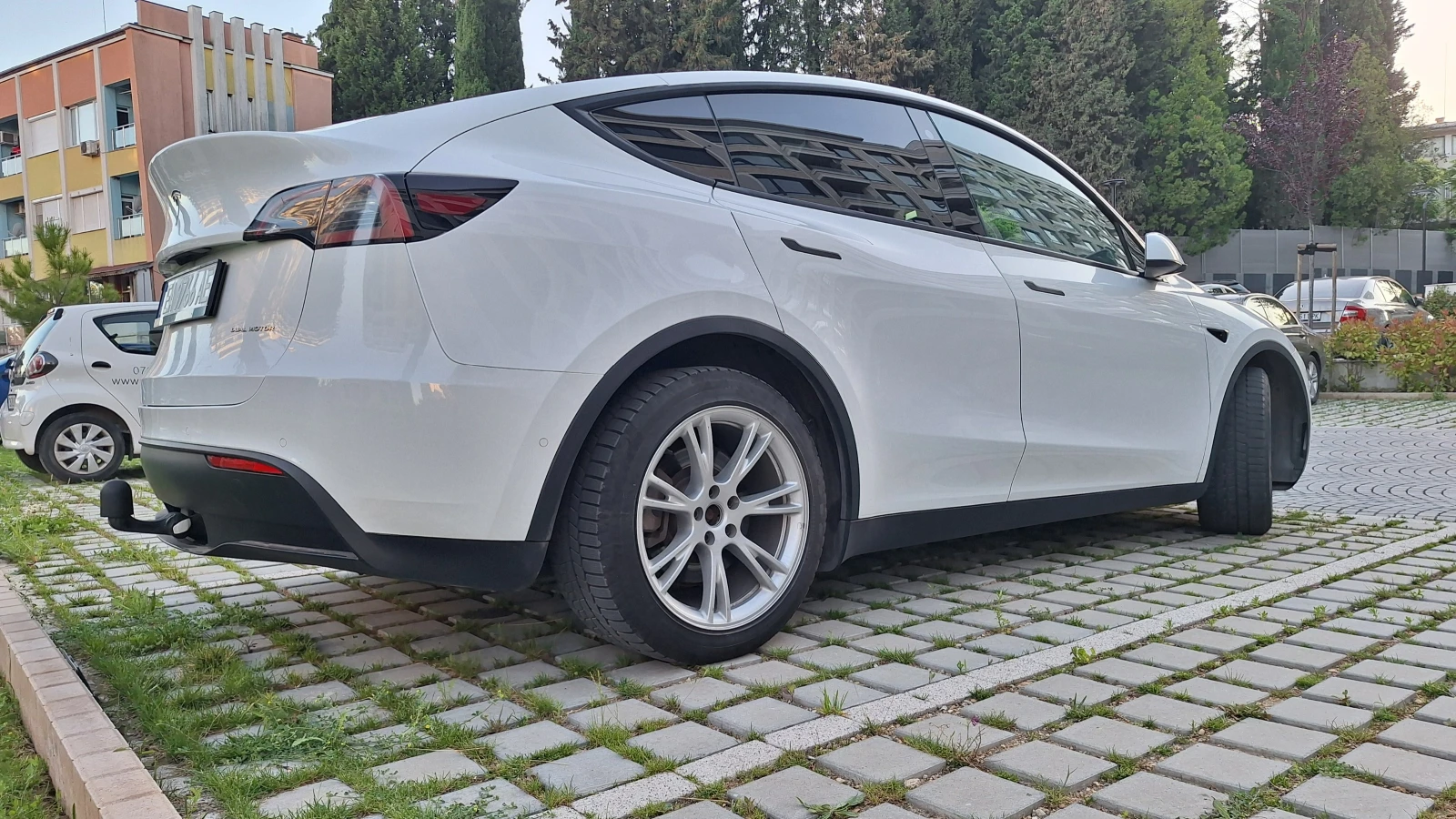 Tesla Model Y DUAL MOTOR * LONG RANGE * SUMMON * Теглич * Гаран., снимка 3 - Автомобили и джипове - 55080550