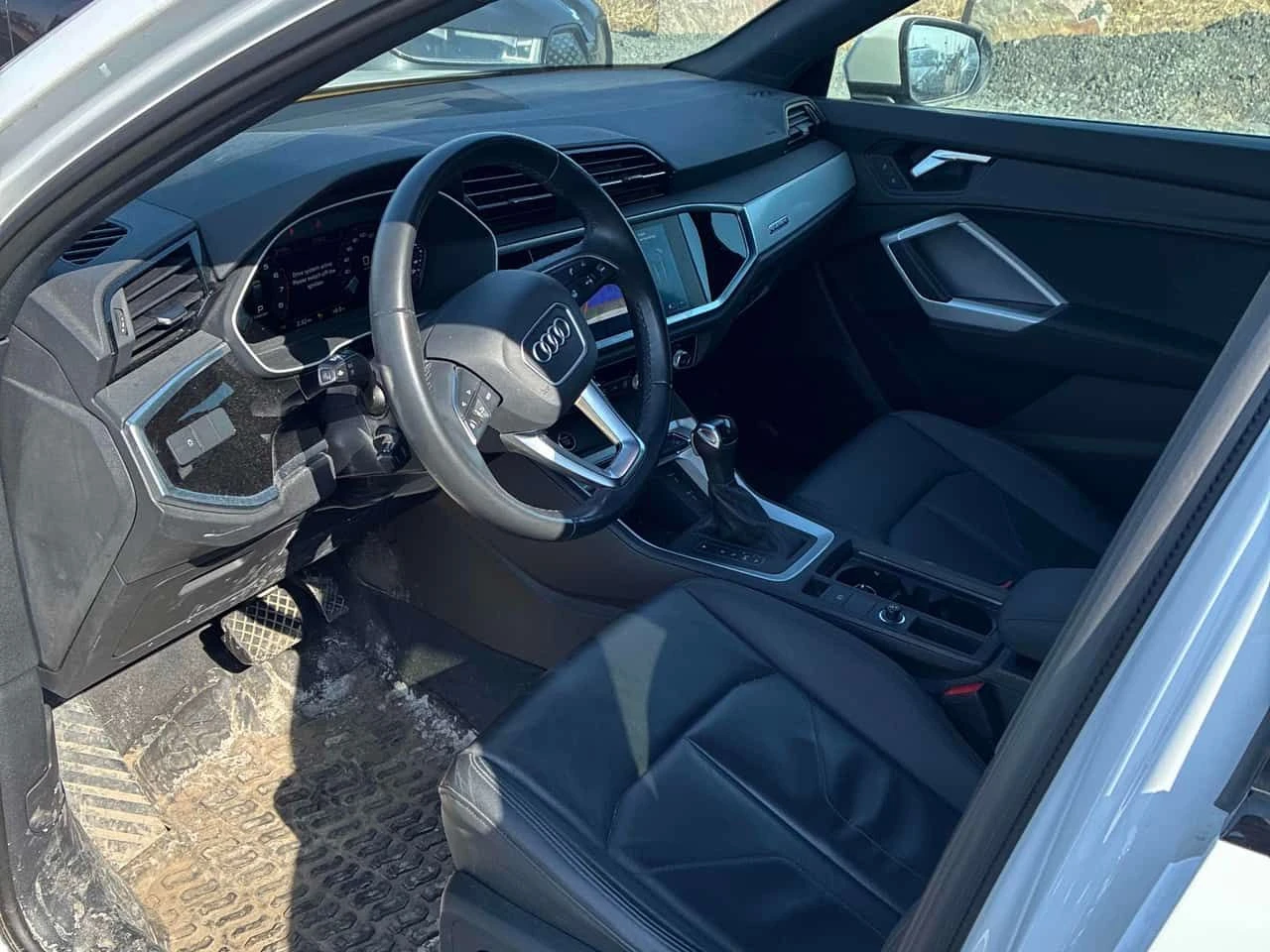 Audi Q3 * Komfort * CARFAX * 2 КЛЮЧА * ПАНО * KEYLESS, снимка 5 - Автомобили и джипове - 54158123