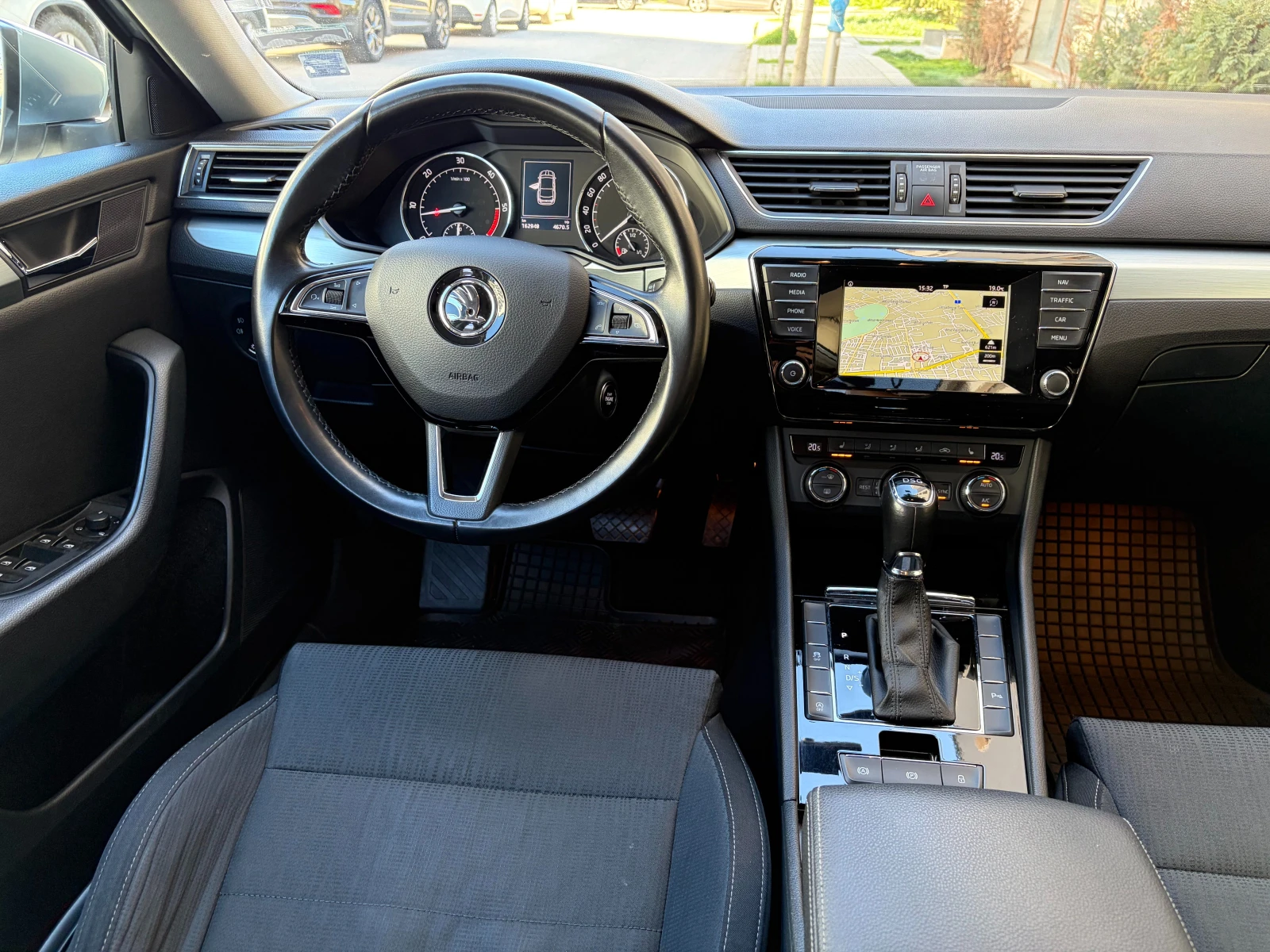 Skoda Superb 2.0TDI Ambition, снимка 8 - Автомобили и джипове - 54116194