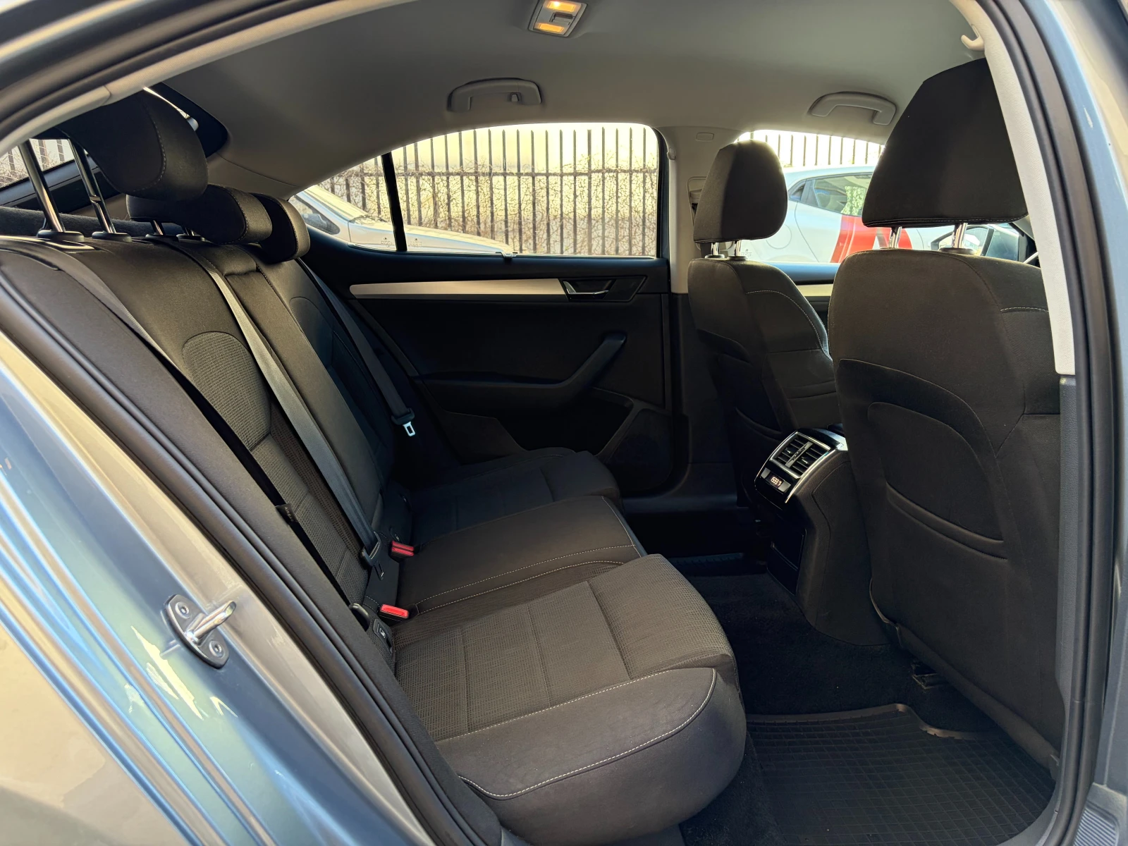 Skoda Superb 2.0TDI Ambition, снимка 14 - Автомобили и джипове - 54116194