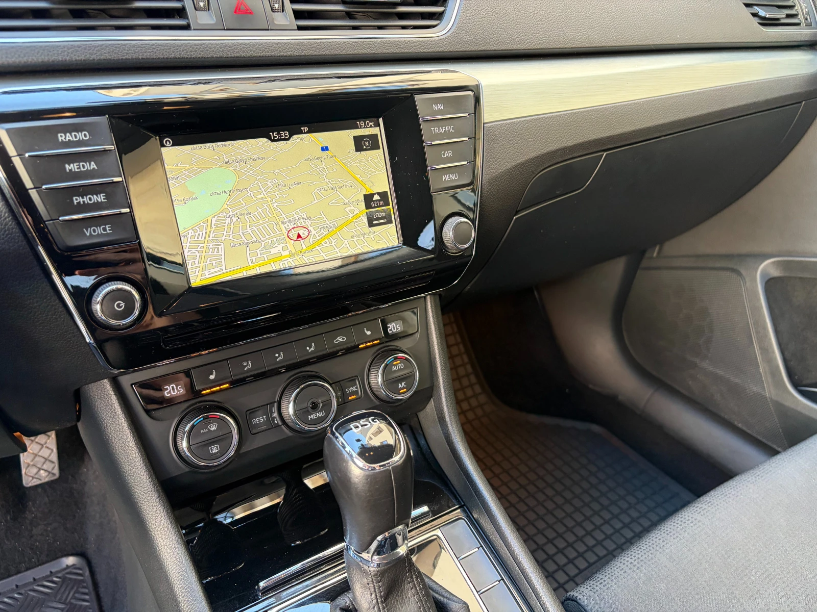 Skoda Superb 2.0TDI Ambition, снимка 11 - Автомобили и джипове - 54116194