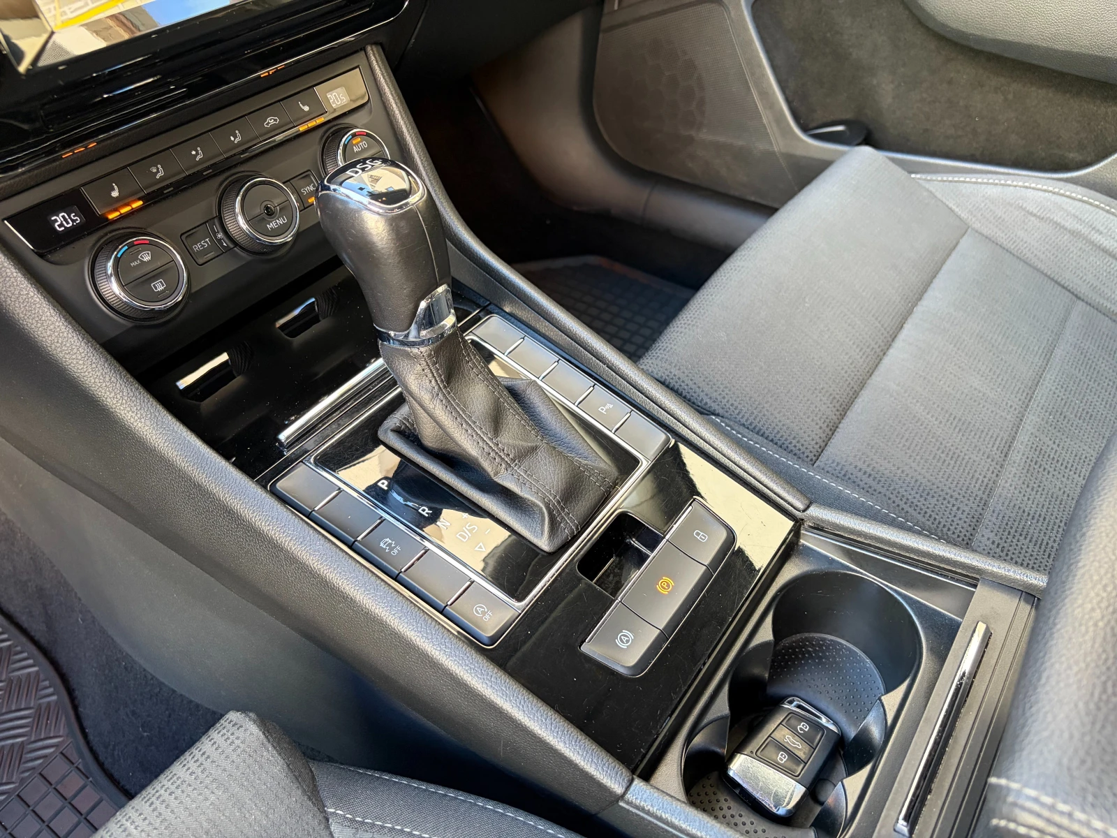 Skoda Superb 2.0TDI Ambition, снимка 12 - Автомобили и джипове - 54116194