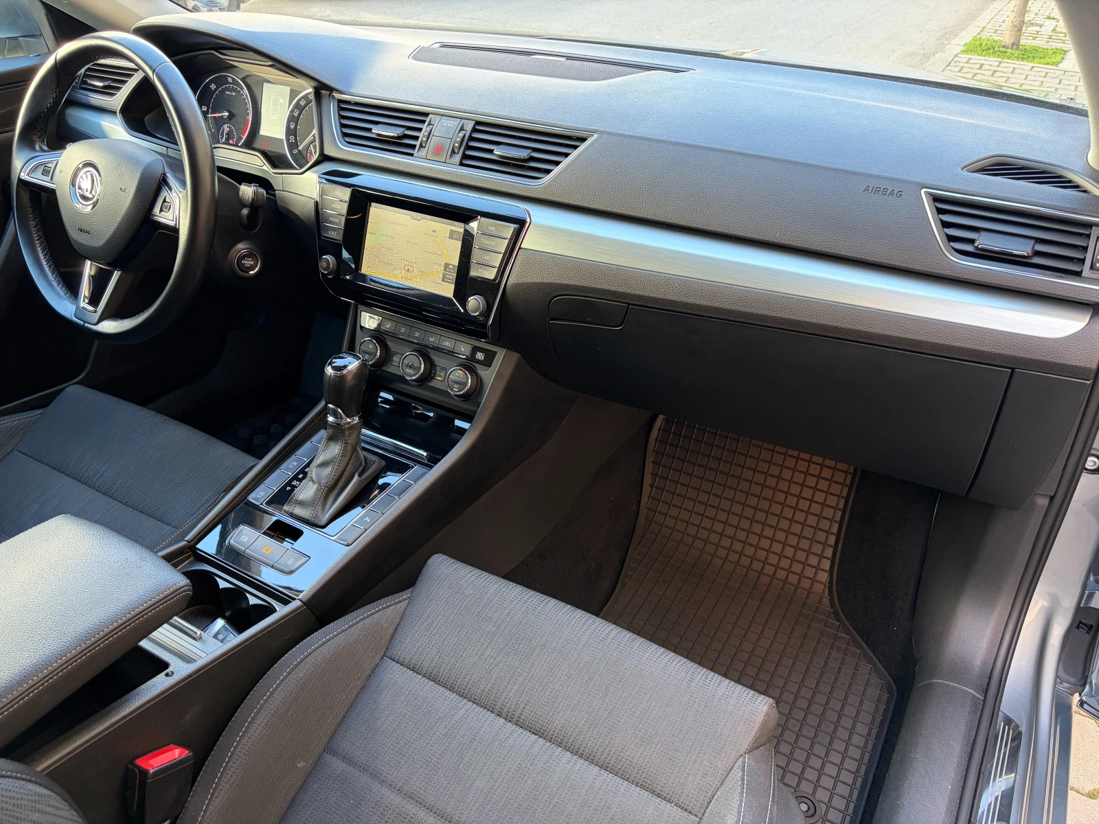 Skoda Superb 2.0TDI Ambition, снимка 16 - Автомобили и джипове - 54116194