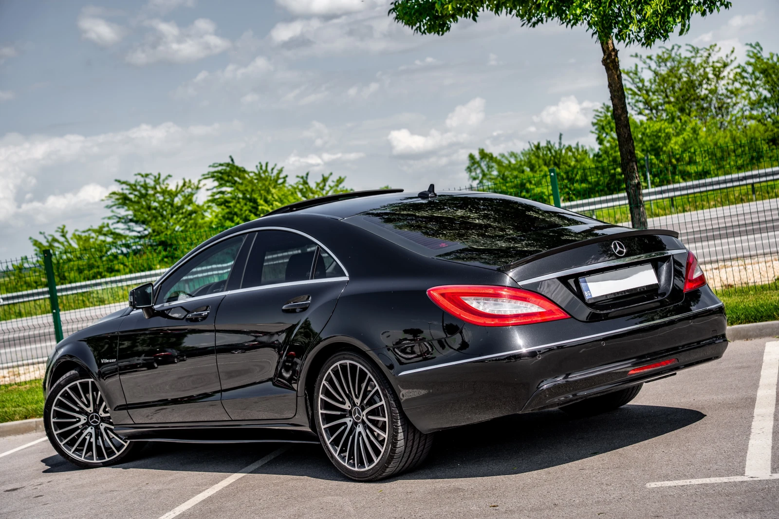 Mercedes-Benz CLS 350 4MATIC* DISTRONIC* Мъртва точка* Шибедах* , снимка 3 - Автомобили и джипове - 54596587