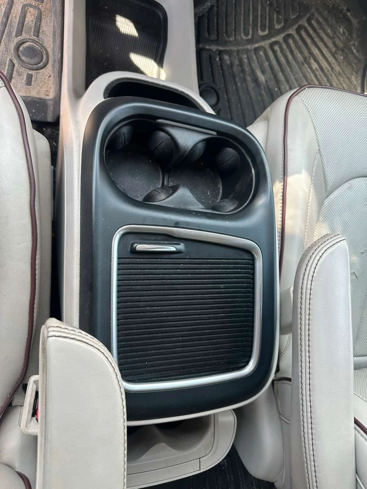Chrysler Pacifica * Limited * АВТОКРЕДИТ БЕЗ ПЪРВОНАЧАЛНА ВНОСКА* , снимка 12 - Автомобили и джипове - 55164102
